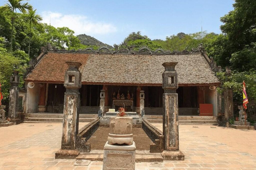 Sân đền vua Đinh Tiên Hoàng Ninh Bình với kiến trúc gỗ cổ và bia đá