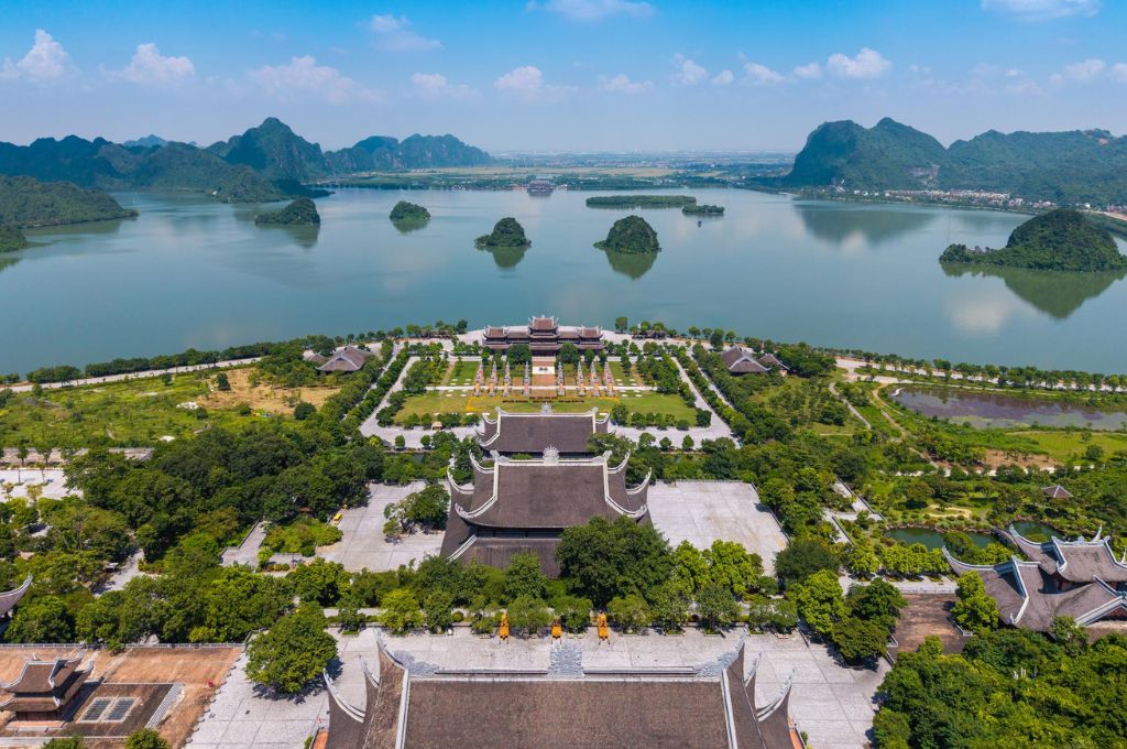  Toàn cảnh quần thể chùa Tam Chúc với hồ nước rộng và núi đá vôi bao quanh