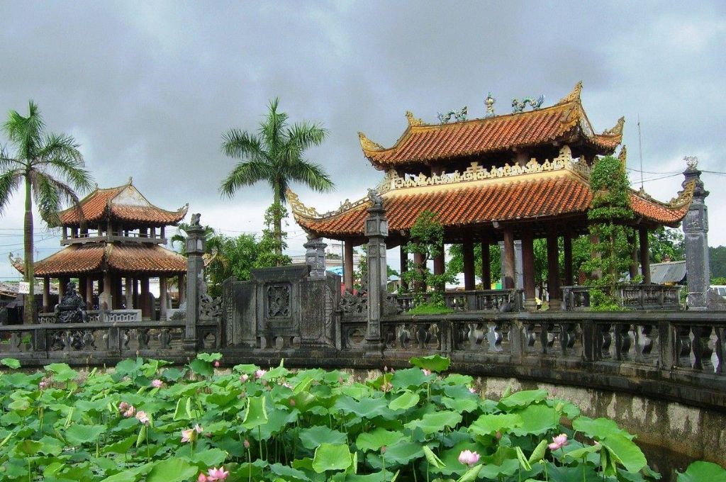 Kiến trúc đền phủ tại Phủ Dầy với mái ngói truyền thống và hồ sen xanh 
