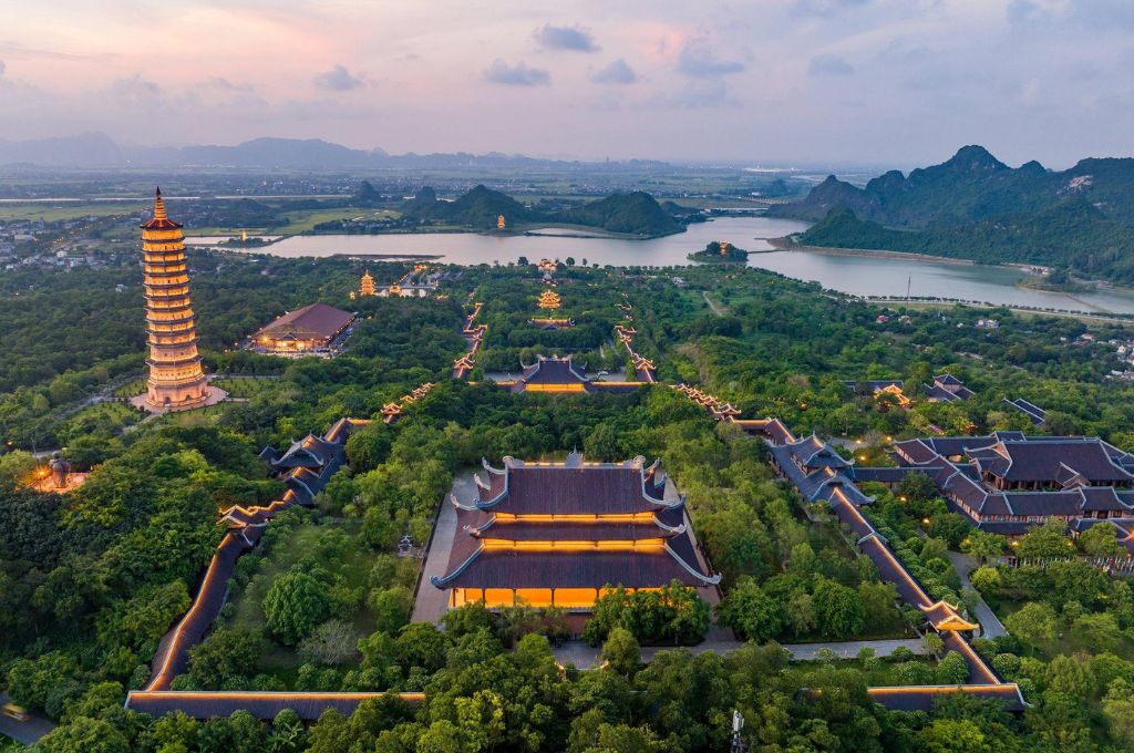 Toàn cảnh chùa Bái Đính Ninh Bình với bảo tháp và các điện thờ giữa núi đá vôi.