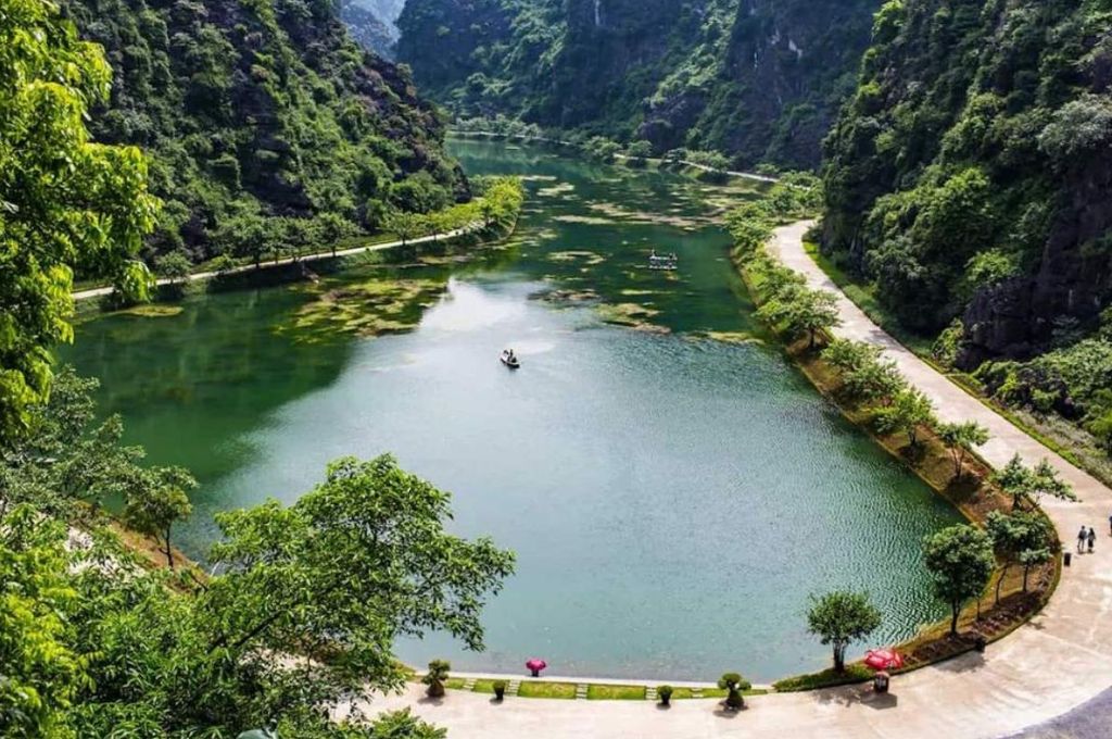 Toàn cảnh hồ nước xanh tại động Am Tiên Tuyệt Tình Cốc Ninh Bình