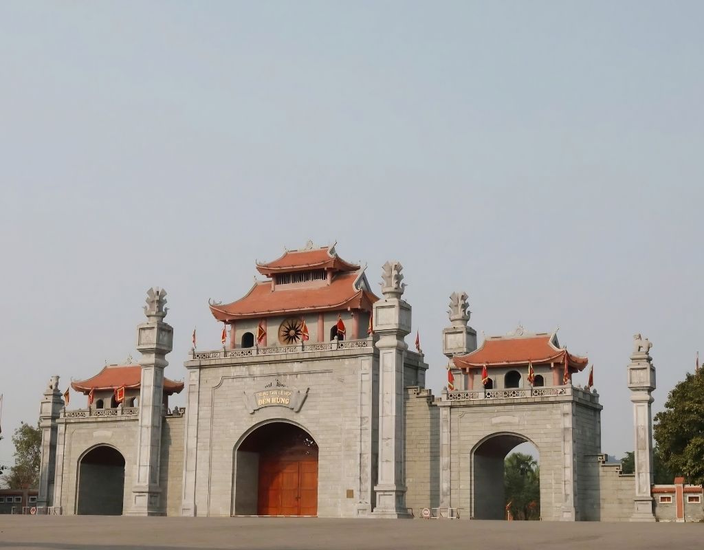 Khu di tích lịch sử Đền Hùng với kiến trúc cổ kính trên núi Nghĩa Lĩnh, Phú Thọ.