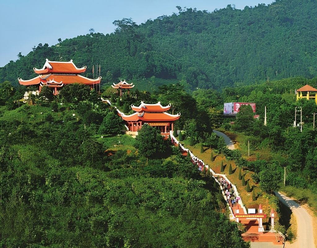 Khu di tích ATK Định Hóa với không gian núi rừng xanh mát và những địa điểm lịch sử tại Thái Nguyên.