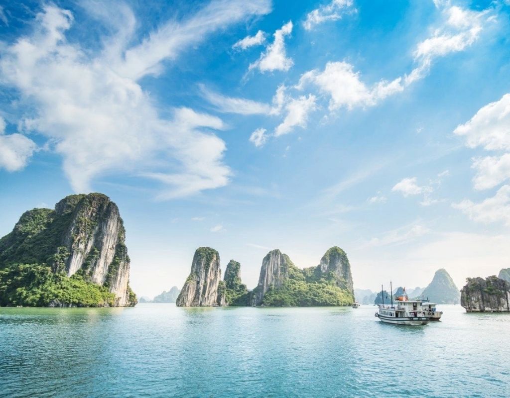 Vịnh Hạ Long với hàng nghìn đảo đá vôi trên mặt nước xanh ngọc.