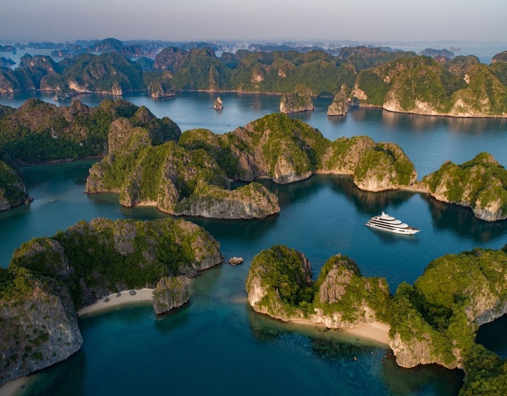 Quần đảo Cát Bà với núi đá vôi, làn nước biển trong xanh và khung cảnh thiên nhiên hoang sơ.