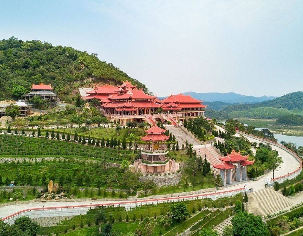 Khu di tích danh thắng Yên Tử với Chùa Đồng trên đỉnh núi giữa khung cảnh núi rừng Quảng Ninh.