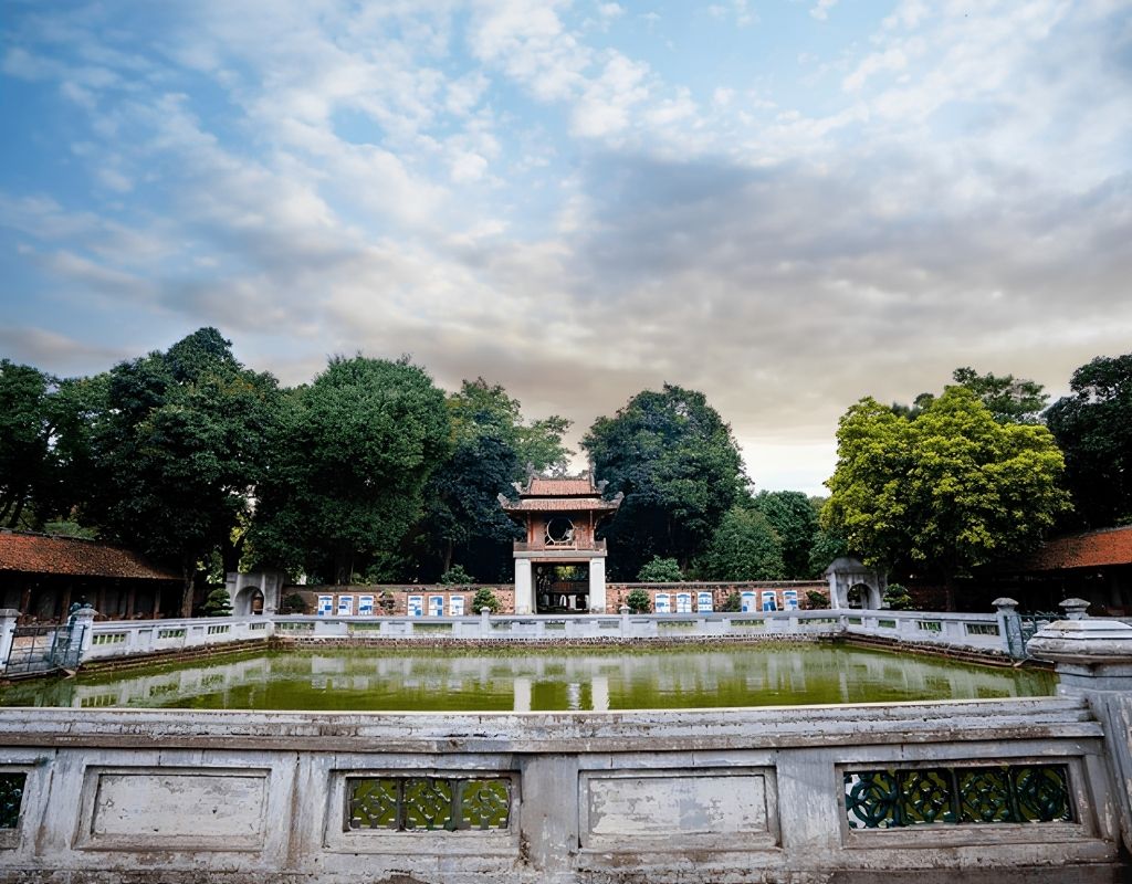 Văn Miếu - Quốc Tử Giám với kiến trúc cổ kính và Khuê Văn Các nổi bật giữa lòng Hà Nội.