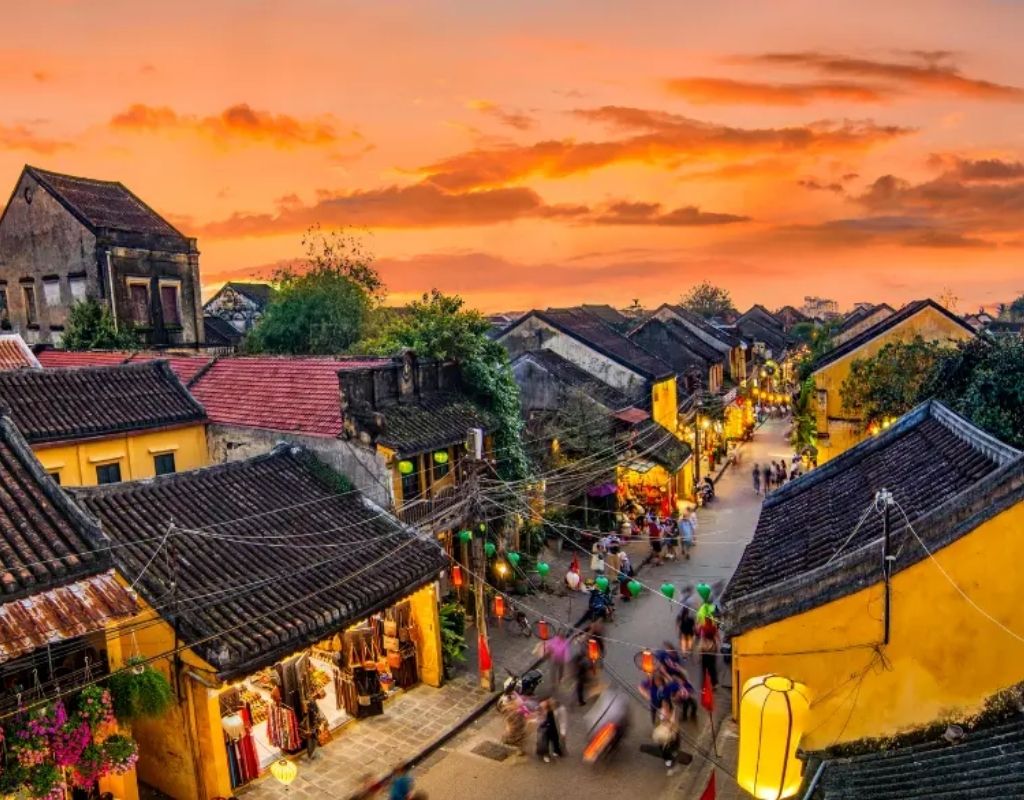 Phố cổ Hội An với những ngôi nhà vàng cổ kính, đèn lồng rực rỡ.