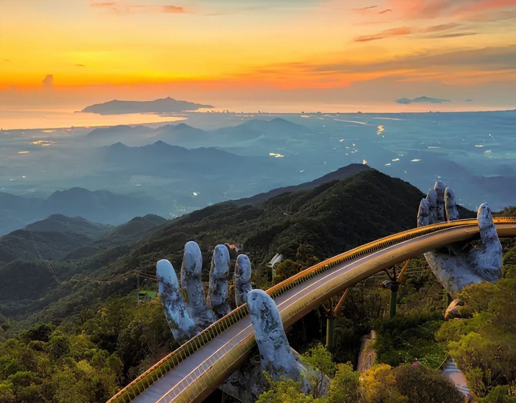 Cầu Vàng Đà Nẵng với đôi bàn tay đá khổng lồ giữa mây trời và núi rừng Bà Nà Hills.