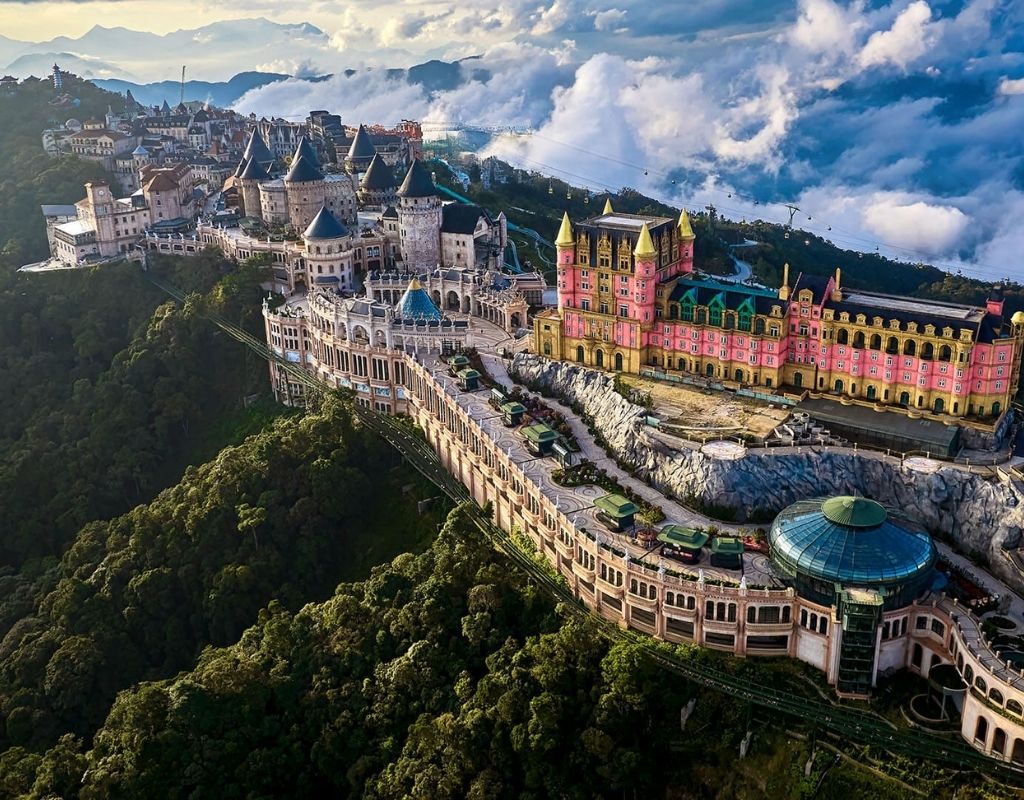 Bà Nà Hills với Làng Pháp cổ kính, núi rừng xanh mát và mây trời bao quanh.