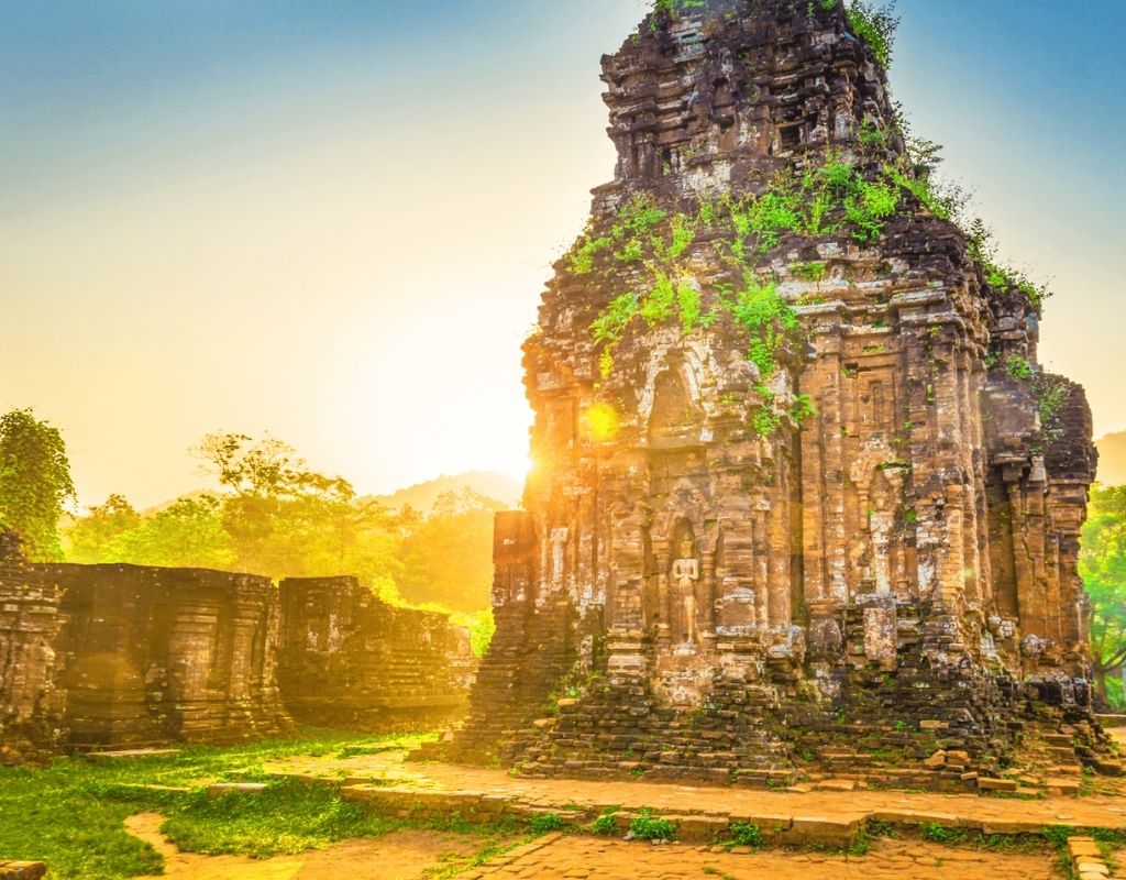 Thánh địa Mỹ Sơn với những đền tháp Champa cổ kính giữa thung lũng núi rừng Đà Nẵng.