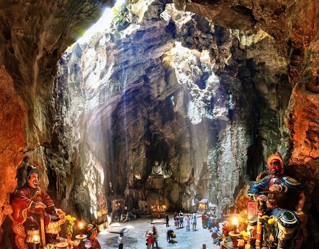 Ngũ Hành Sơn với những ngọn núi đá vôi, chùa cổ và cảnh biển Non Nước tại Đà Nẵng.