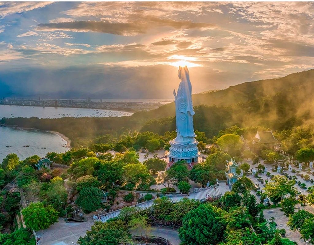Bán đảo Sơn Trà với rừng nguyên sinh xanh mát, biển xanh và cảnh quan thiên nhiên hùng vĩ tại Đà Nẵng.