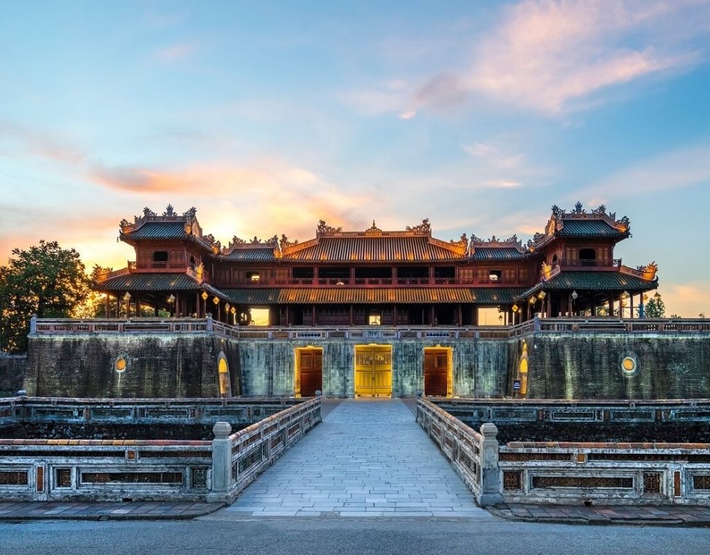 Đại Nội Huế với Ngọ Môn và các công trình kiến trúc cung đình triều Nguyễn.