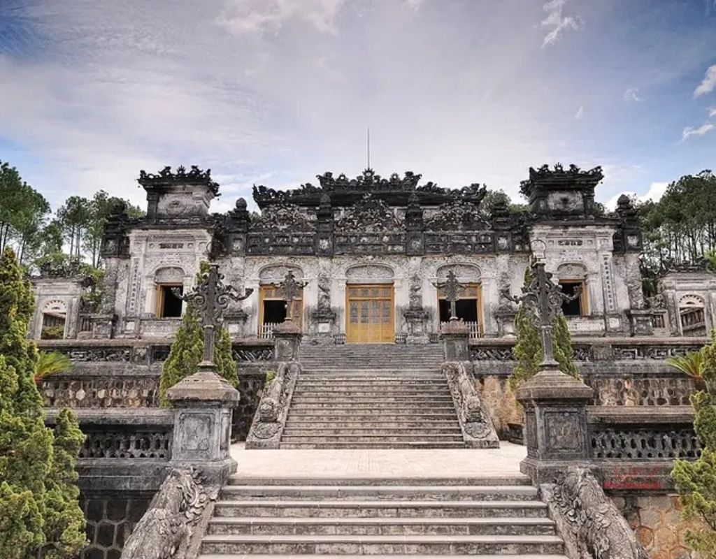 Lăng Khải Định với kiến trúc lăng tẩm cổ kính, cầu thang đá và những họa tiết ghép sành sứ tinh xảo tại Huế.
