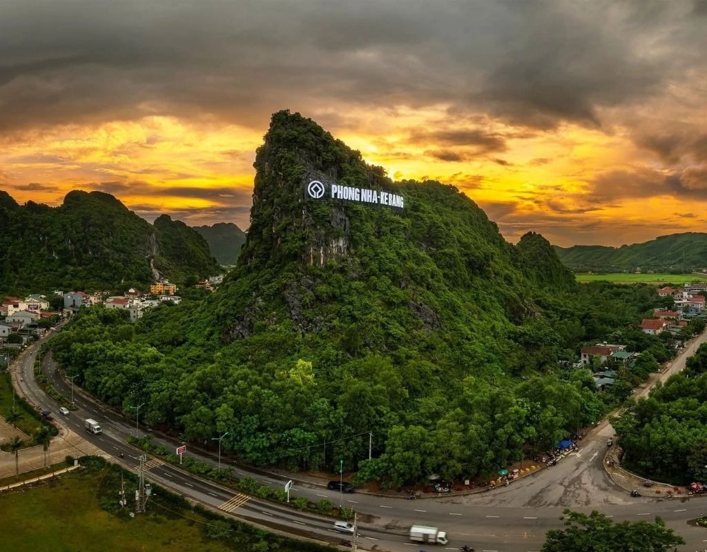 Vườn quốc gia Phong Nha - Kẻ Bàng với núi đá vôi, rừng nguyên sinh và hệ thống hang động kỳ vĩ tại Quảng Trị.