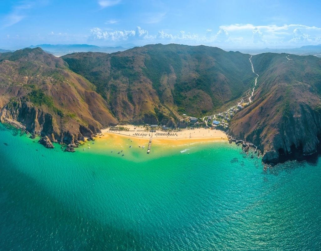Kỳ Co với bãi cát trắng, làn nước biển xanh ngọc và những dãy núi đá bao quanh tại Gia Lai.