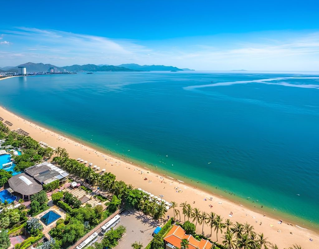 Vịnh Nha Trang với làn nước biển xanh trong, bãi cát trắng và các đảo nhỏ giữa vịnh tại Khánh Hòa.