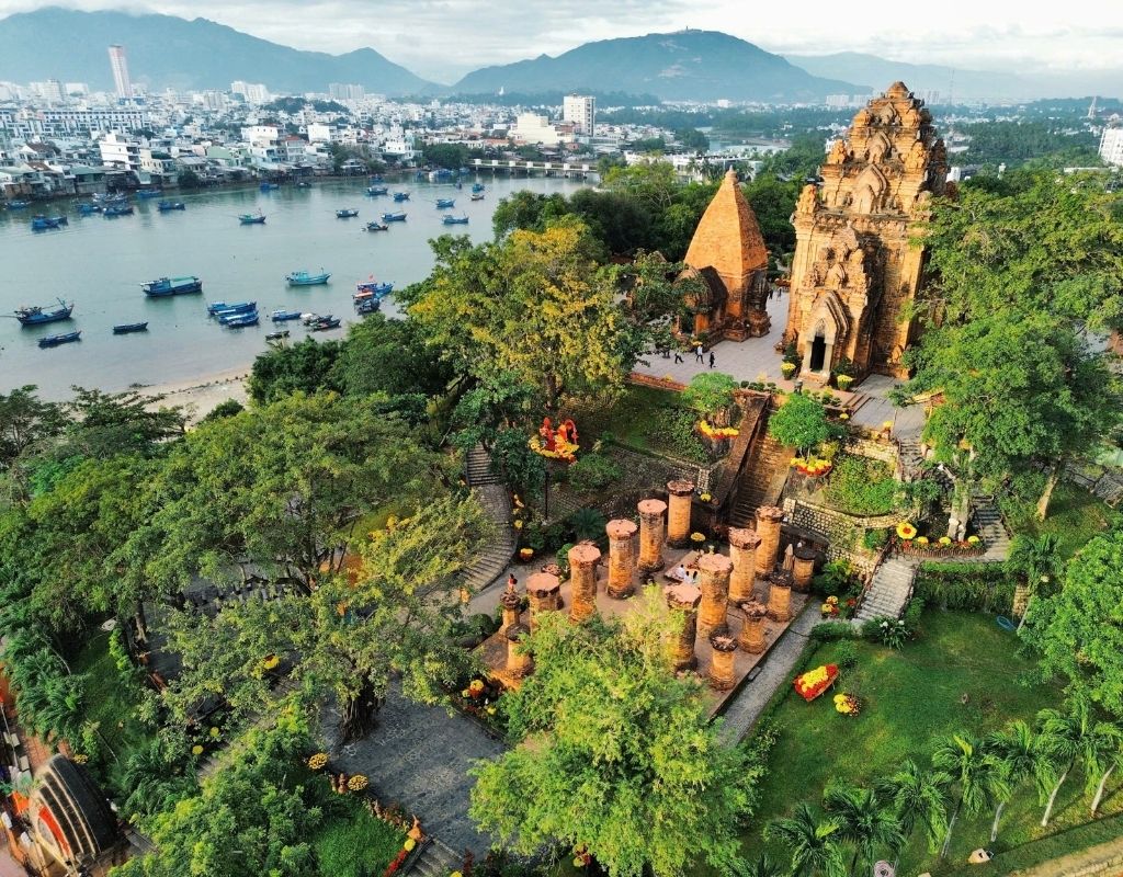 Tháp Bà Ponagar với những ngọn tháp Chăm Pa cổ kính trên đồi nhìn ra sông Cái tại Khánh Hòa.