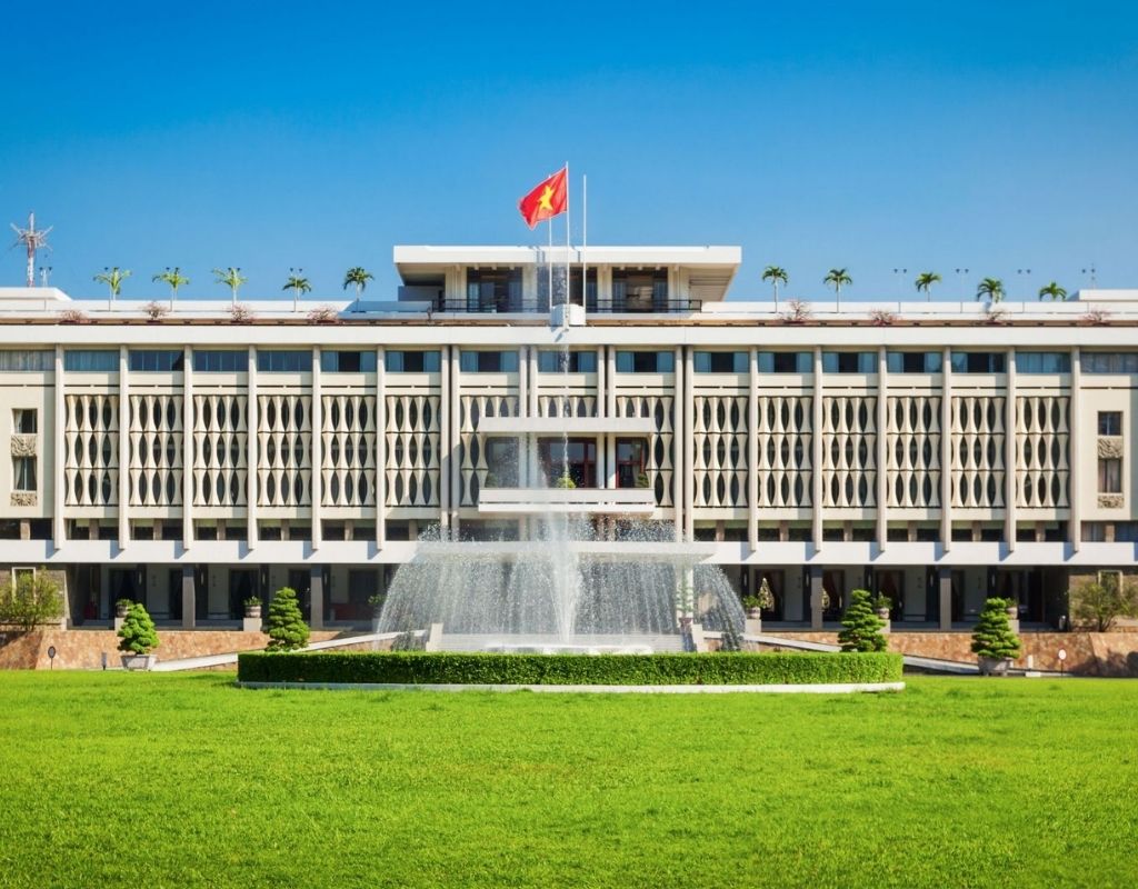 Dinh Độc Lập với kiến trúc hiện đại, khuôn viên xanh và xe tăng lịch sử tại TP. Hồ Chí Minh.