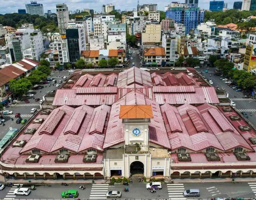 Chợ Bến Thành với tháp đồng hồ Cửa Nam và không gian mua sắm sôi động tại TP. Hồ Chí Minh.