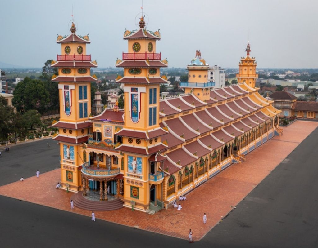 Tòa Thánh Tây Ninh với kiến trúc Cao Đài đặc sắc, các cột rồng nhiều màu sắc và không gian hành lễ trang nghiêm tại Tây Ninh.