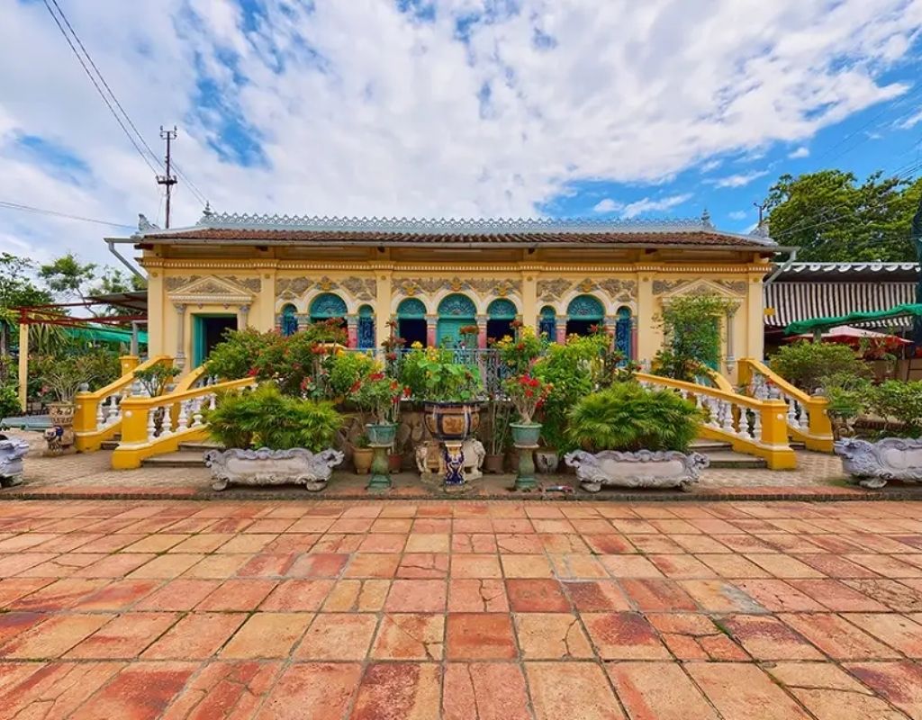 Nhà cổ Bình Thủy với kiến trúc Đông Tây kết hợp, mặt tiền cổ kính và không gian nội thất truyền thống tại Cần Thơ.