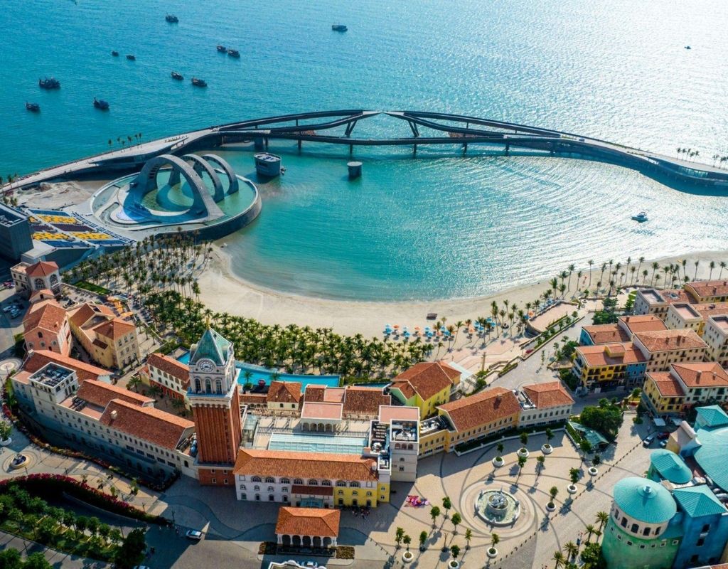 Phú Quốc với bãi biển nước trong xanh, cát trắng, những hòn đảo nhỏ và cảnh quan biển nhiệt đới đặc trưng của Đảo Ngọc.