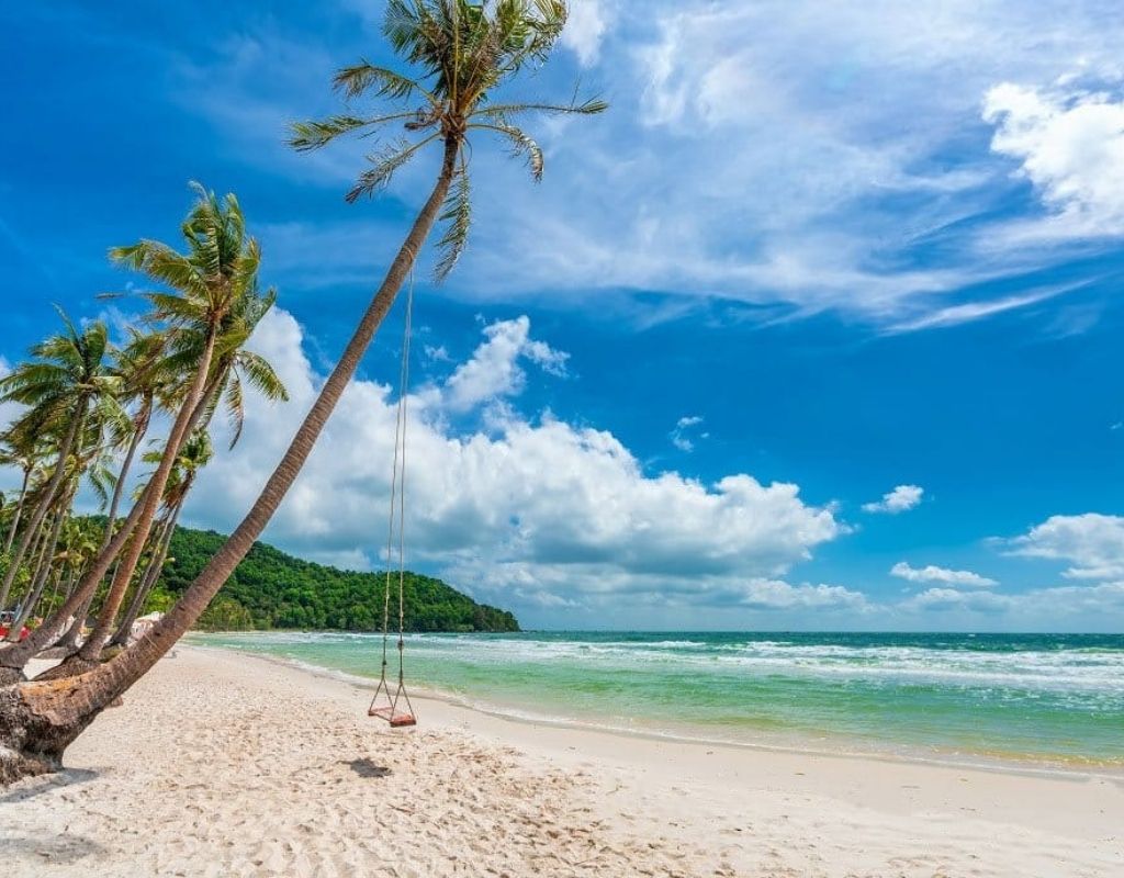 Bãi Sao Phú Quốc với bờ cát trắng mịn, làn nước biển trong xanh và những hàng dừa ven biển đặc trưng.