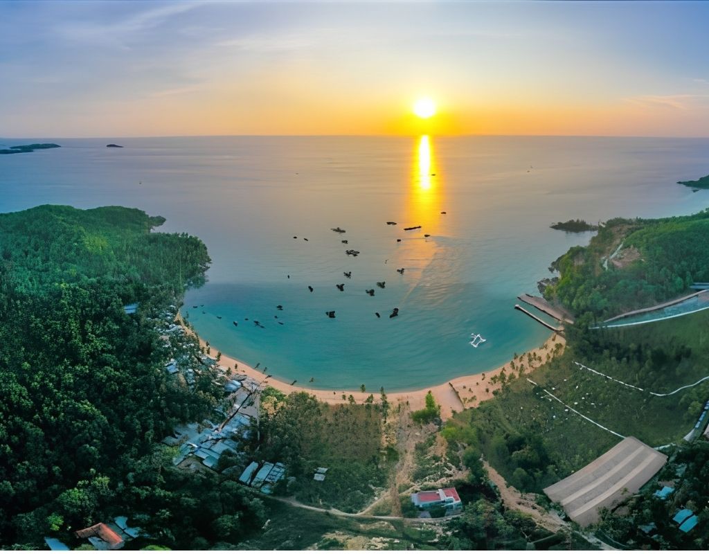 Hòn Thơm Phú Quốc nhìn từ trên cao với làn nước biển xanh ngọc, các đảo nhỏ thuộc quần đảo An Thới và khung cảnh thiên nhiên nhiệt đới.