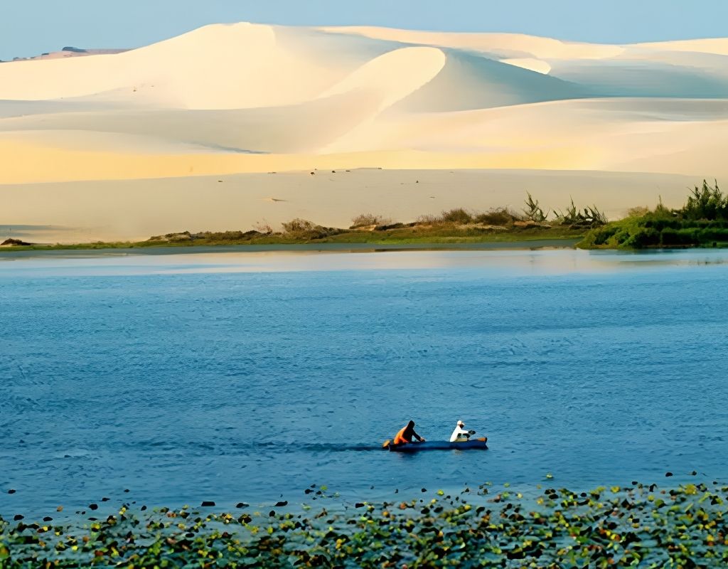Bàu Trắng với những đồi cát trắng rộng lớn bao quanh hồ nước, tạo nên khung cảnh hoang sơ đặc trưng như một tiểu sa mạc.