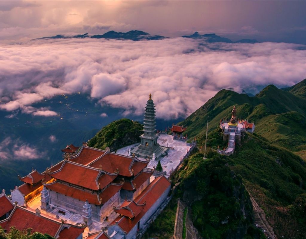 Đỉnh Fansipan với biển mây bồng bềnh và cảnh núi non hùng vĩ tại Sa Pa, Lào Cai.