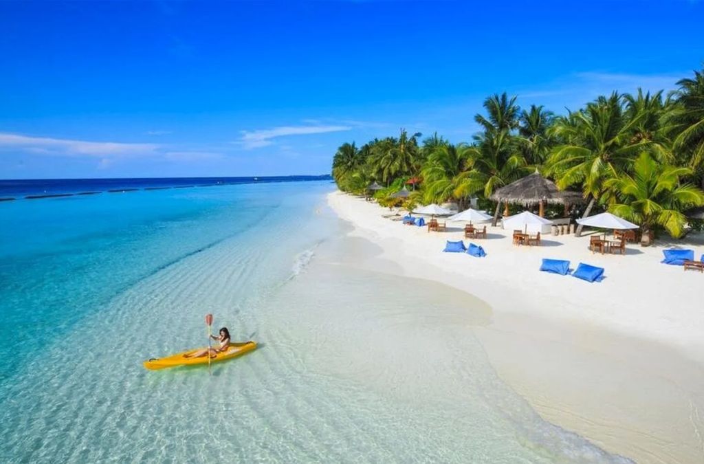 Bãi Trường Phú Quốc với nước biển xanh và thuyền kayak