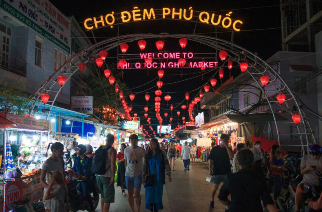 Cổng Chợ đêm Phú Quốc rực sáng vào buổi tối