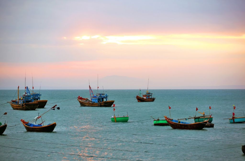 Thuyền đánh cá trên biển tại Làng chài Hàm Ninh