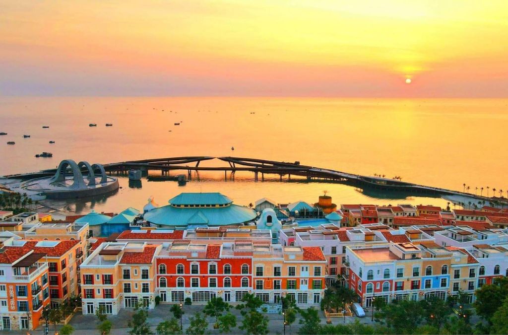 Toàn cảnh Cầu Hôn và Thị trấn Hoàng Hôn tại Phú Quốc