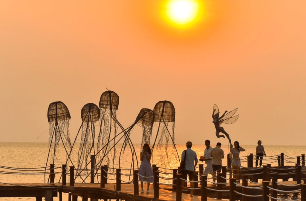 Tượng đi trên mặt biển tại Sunset Sanato Phú Quốc