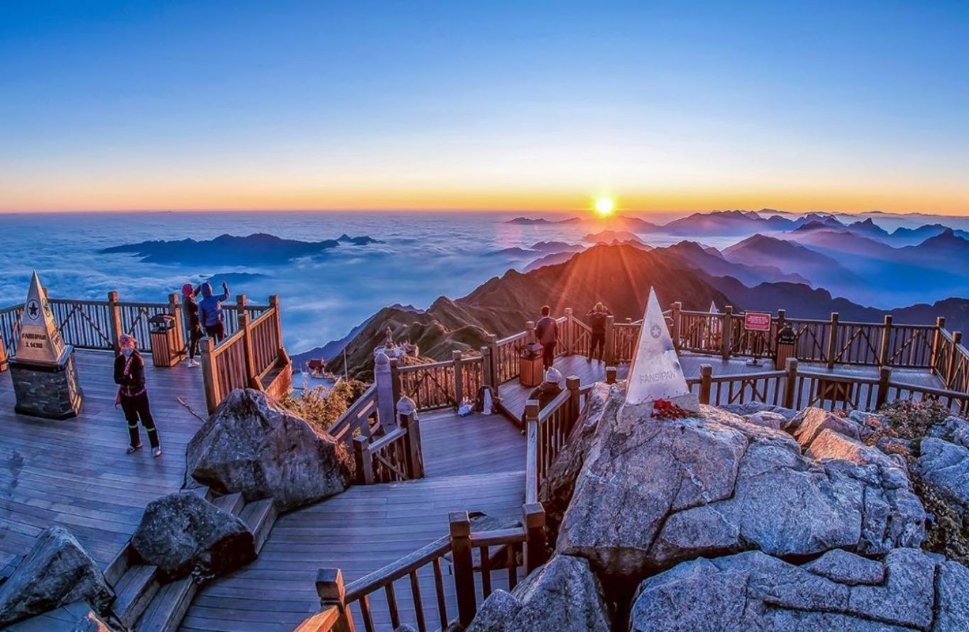 Đỉnh Fansipan Sapa giữa biển mây hùng vĩ