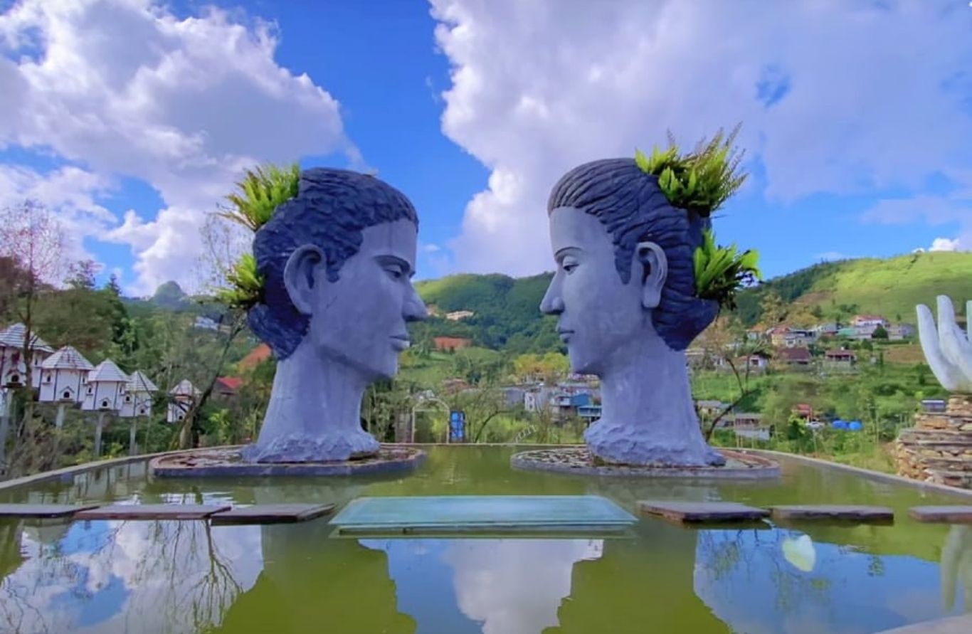 Swing Sapa với góc check-in tượng đôi nhìn ra núi đồi và bản làng Sapa