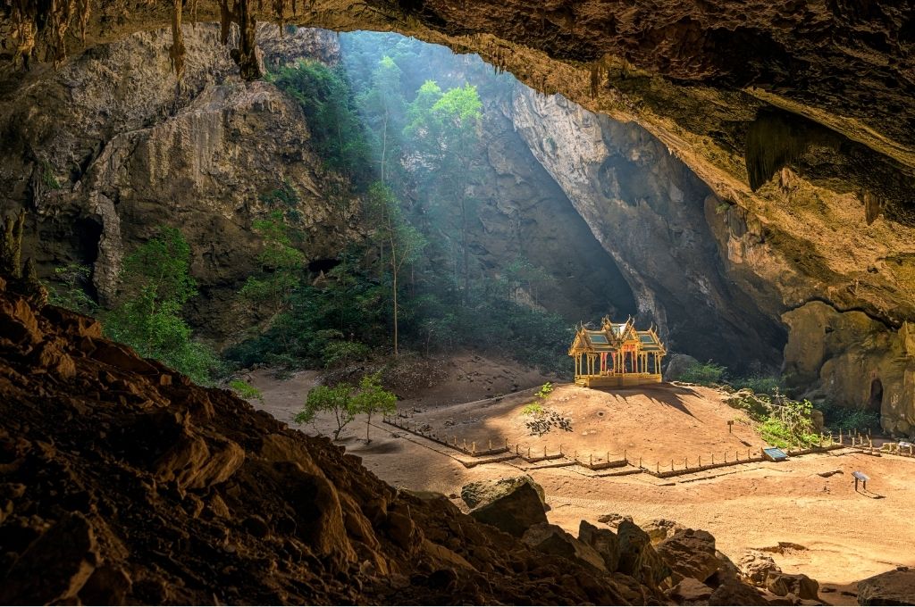 Hang động Phraya Nakhon thuộc thị trấn Hua Hin với đền thờ dát vàng nằm trọn bên trong lòng hang