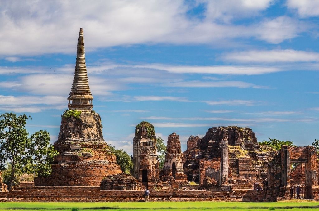 Công viên Lịch sử Ayutthaya thu hút bởi ngọn tháp Prang gạch nung rêu phong.