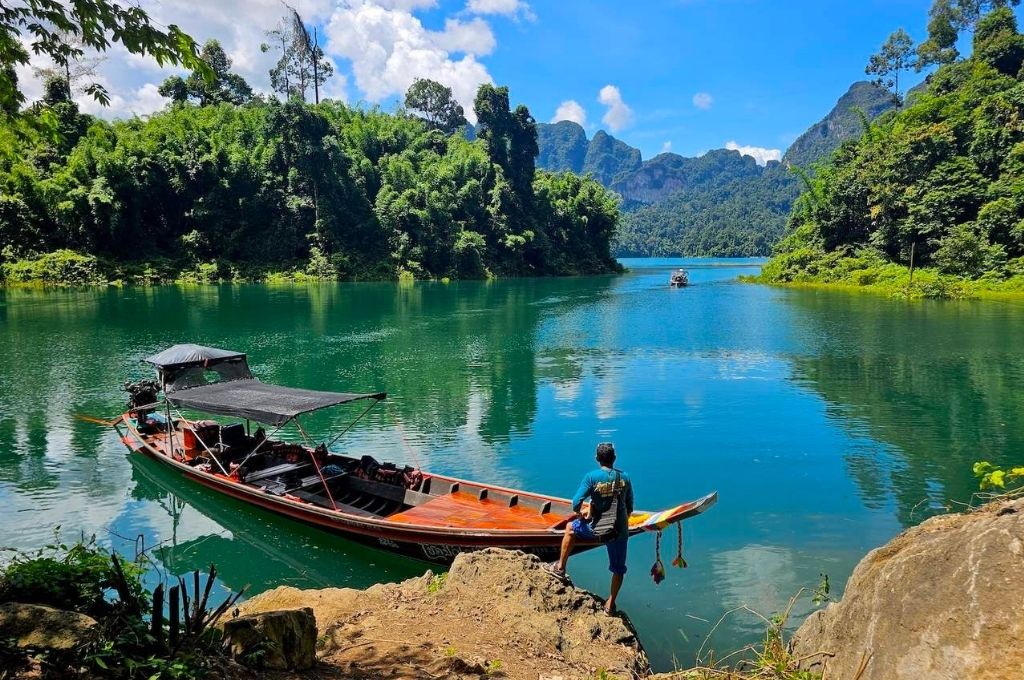 Bạn có thể chèo kayak trên mặt nước phẳng lặng như gương giữa lòng hồ Cheow Lan của Vườn quốc gia Khao Sok