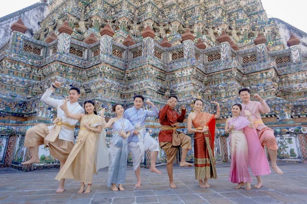 Nhóm bạn trẻ mặc những bộ trang phục truyền thống Thái Lan và chụp ảnh tại Wat Arun. (Ảnh: Sưu tầm)