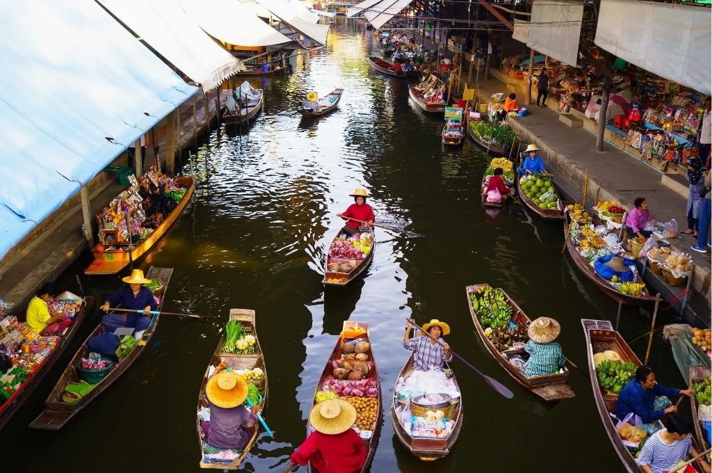 Những chiếc thuyền gỗ đuôi dài chở đầy ắp hàng hóa nhộn nhịp tại chợ nổi Damnoen Saduak