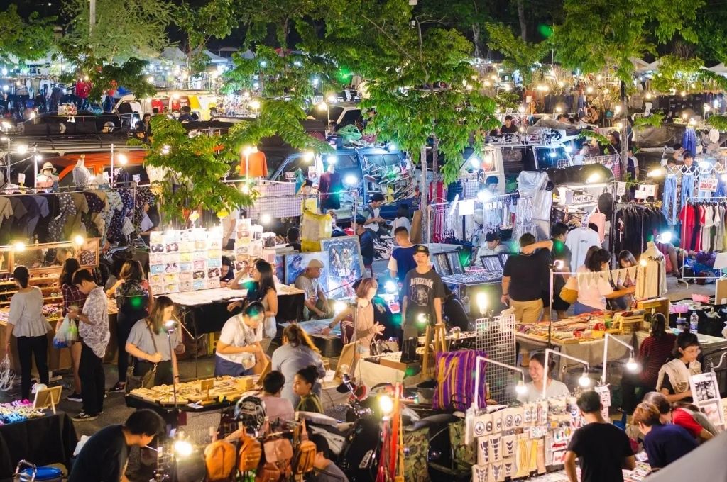 Chợ cuối tuần Chatuchak là một trong những khu chợ ngoài trời lớn nhất thế giới