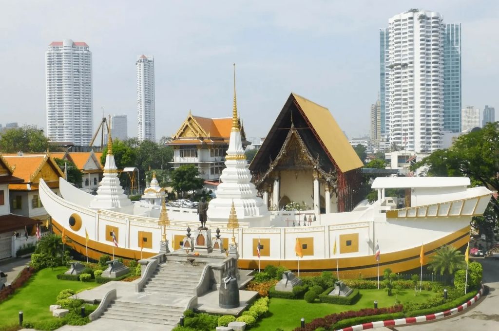 Phần chánh điện Chùa Thuyền Wat Yannawa được tạo hình mô phỏng giống một chiếc thuyền buồm khổng llồ