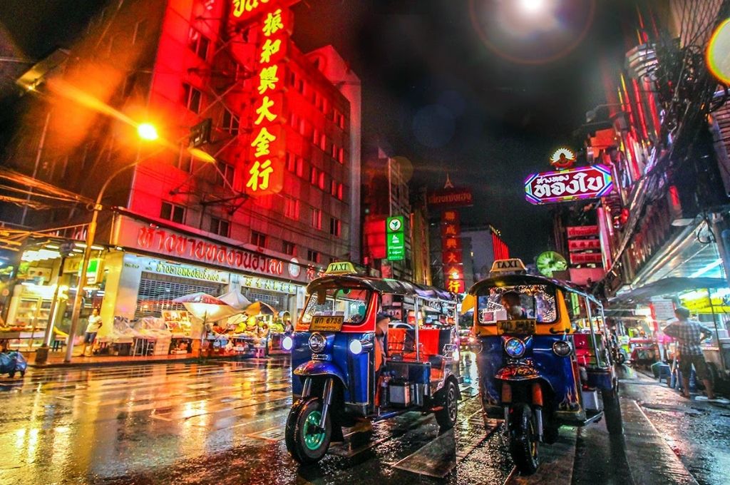 Tiếng xe tuk-tuk và ánh sáng lấp lánh từ các biển hiệu san sát của Phố Người Hoa China Town Yaowarat tạo nên một trải nghiệm sống động về đêm sôi động.