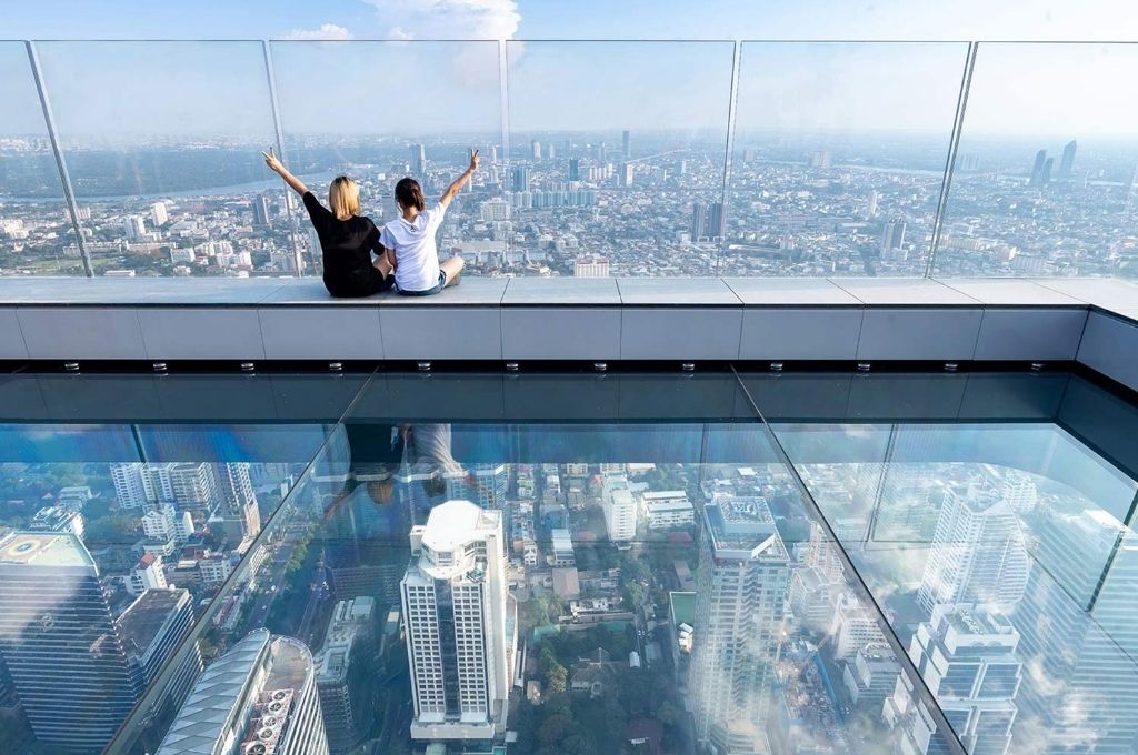 Trải nghiệm khu vực Glass Tray và ngắm phố xá tấp nập ngay dưới chân mình tại Tòa nhà King Power Mahanakhon (Ảnh: Sưu tầm)