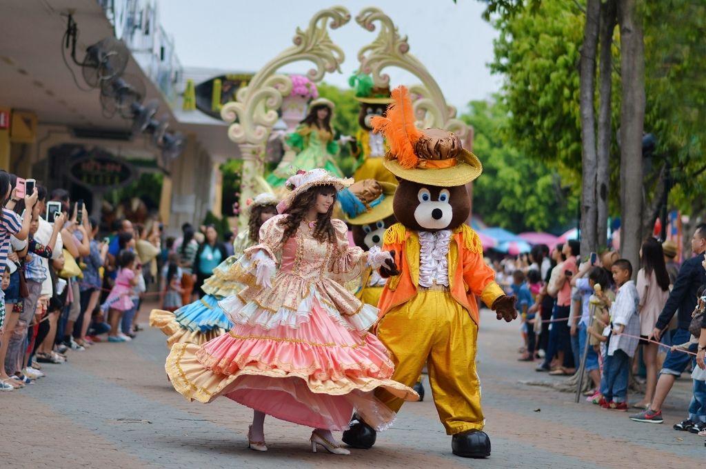 Các cuộc diễu hành đường phố Colors of the World Parade tại Dream World Bangkok giúp khuấy động bầu không khí (Ảnh: Sưu tầm)
