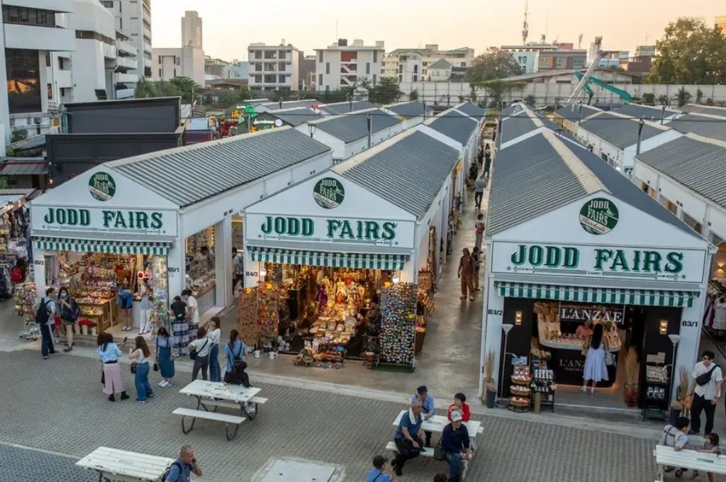 Không gian chợ đêm Jodd Fairs sạch sẽ, thoáng đãng và mang đậm phong cách vintage đan xen sự trẻ trung. (Ảnh: Sưu tầm)